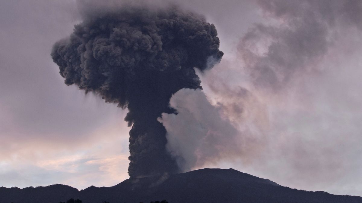 El Monte Marapi Vuelve A Hacer Erupci N Y Provoca Evacuaciones Sin