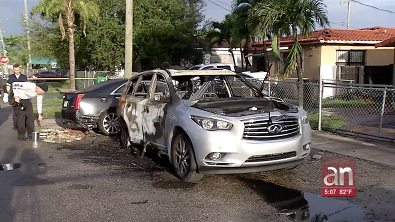 Hombre Le Prende Fuego A Un Infiniti Estacionado Frente A Una Casa De