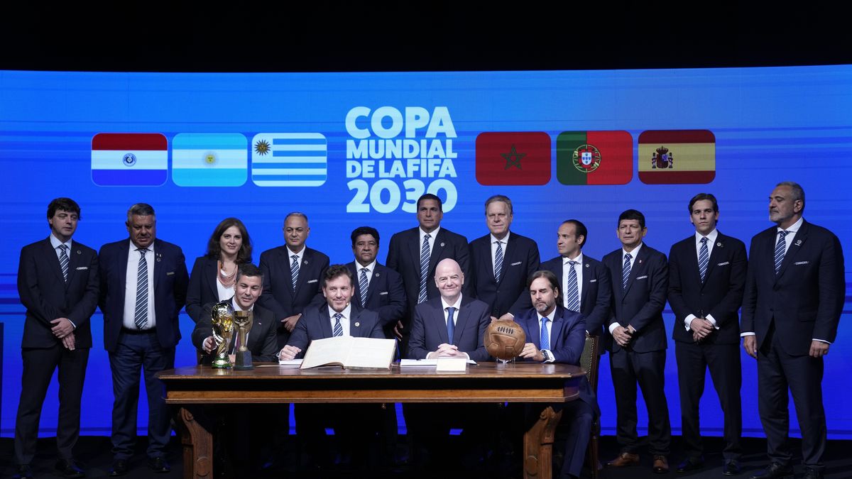 Infantino y Sudamérica firman acta por Mundial 2030 en libro original