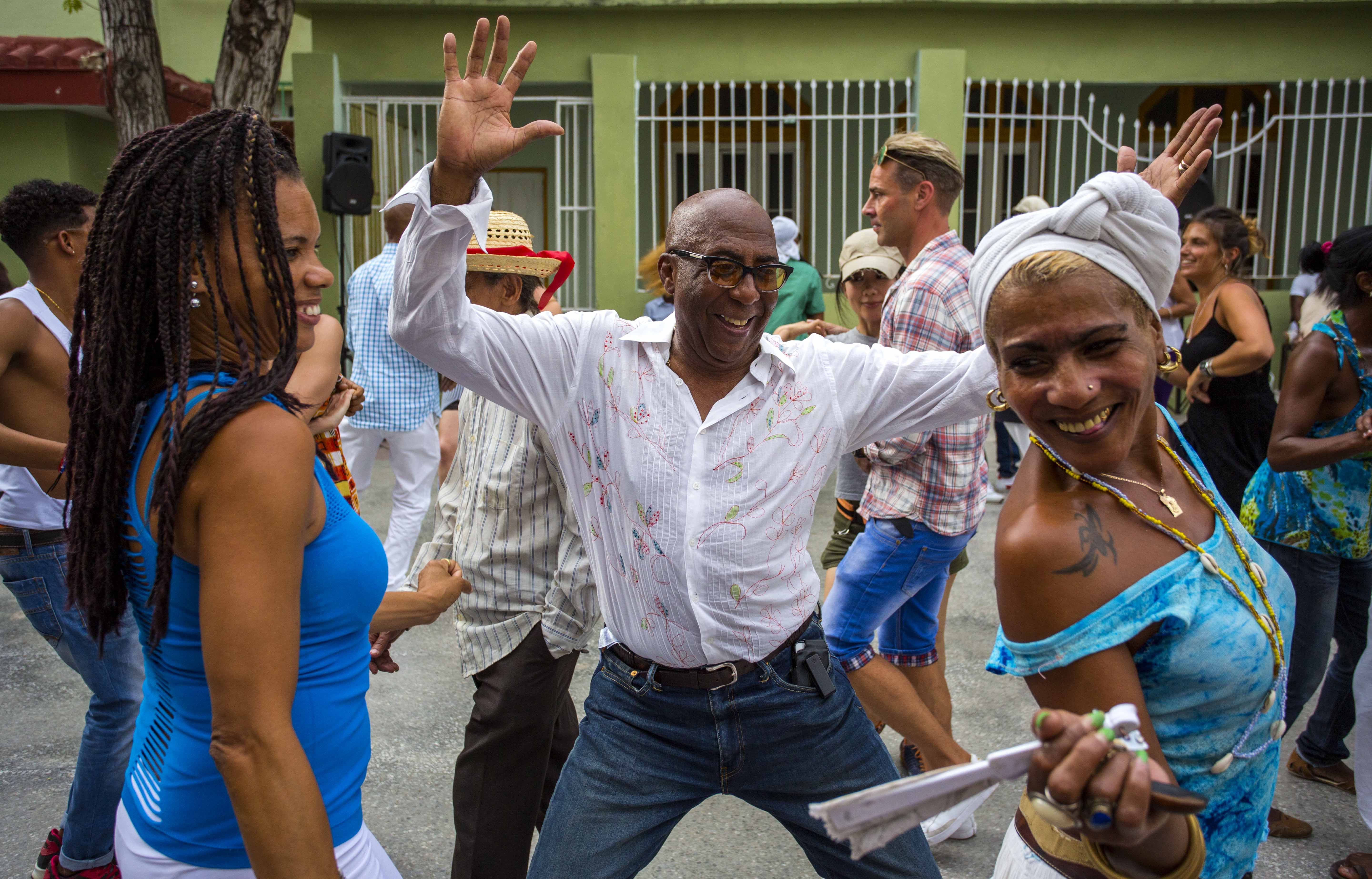 Кубинские мужчины. Куба и кубинцы. Кубинский мужик. Танцы на Кубе. Сальса на Кубе.