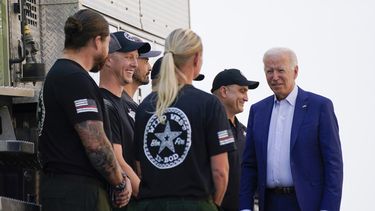 Biden aprueba aumento salarial para bomberos federales