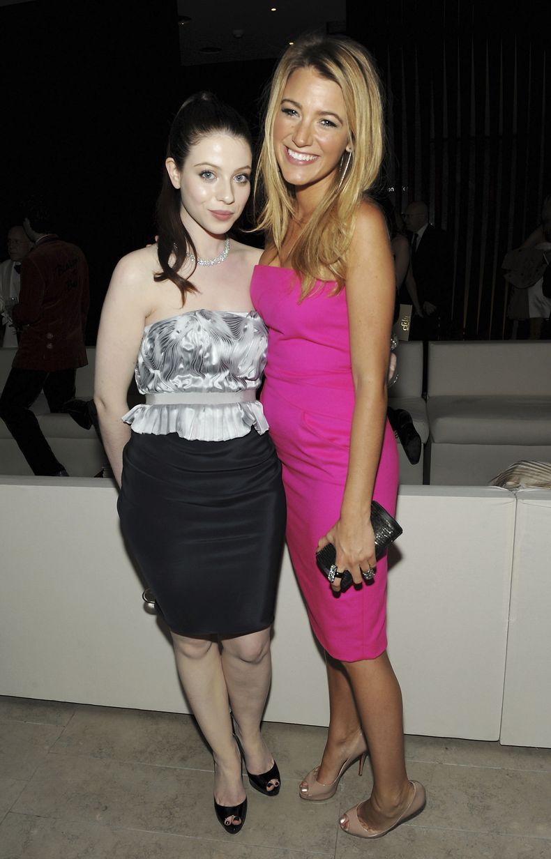 ARCHIVO - Las compañeras de elenco de Gossip Girl Michelle Trachtenberg, izquierda, y Blake Lively aparecen en los CFDA Fashion Awards 2009 en Nueva York, el 15 de junio de 2009. (Foto AP/Evan Agostini, archivo)