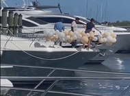 tiran globos al mar: dos residentes de miami quedan captados en camara