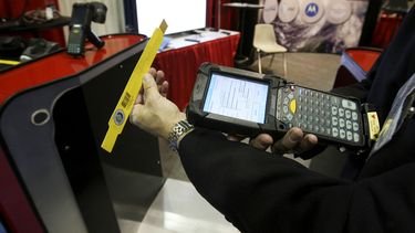 americateve | Foto del 3 de diciembre del 2007 de Kenneth Ratton, de Radiant RFID con un esc&aacute;ner fabricado por Motorola que ser&aacute; usado para seguir a los evacuados en caso de desastre natural o artificial, en San Antonio, Texas. (Foto AP/The San Antonio Ex