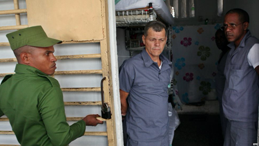 a pedido del papa indultan en cuba a 787 presos