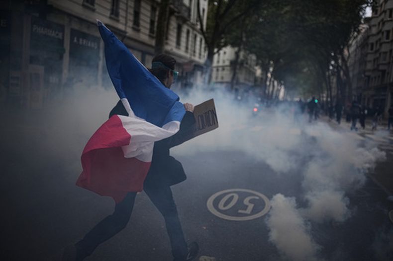 Un manifestante sostiene una bandera francesa durante una manifestación contra el aumento del costo de vida en Lyon, Francia, el 24 de octubre de 2026. (Foto AP/Laurent Cipriani)