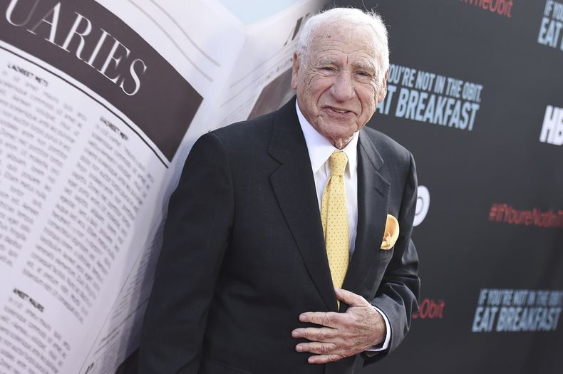 ARCHIVO - Mel Brooks asiste al estreno en Los Ángeles de If Youre Not In The Obit, Eat Breakfast el 17 de mayo de 2017 en Beverly Hills, California. La Academia de las Artes y Ciencias Cinematográficas anunció el lunes 26 de junio de 2023 que Angela Bassett, Mel Brooks y la editora de cine Carol Littleton recibirán premios Oscar honorarios en los Premios de los Gobernadores de noviembre. (Foto Richard Shotwell/Invision/AP, archivo)