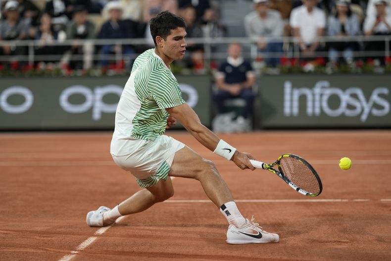 El español Carlos Alcaraz disputa un tiro ante el griego Stefanos Tsitsipas en los cuartos de final del Abierto de Francia el martes 6 de junio del 2023. (AP Foto/Thibault Camus)