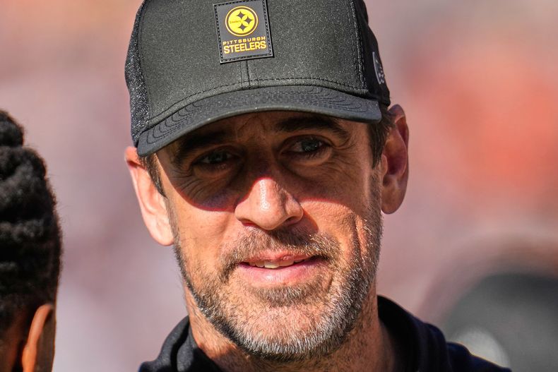 Aaron Rodgers, quarterback de los Steelers de Pittsburgh, observa el partido ante los Bears de Chicago, el domingo 23 de noviembre de 2025 (AP Foto/Erin Hooley)