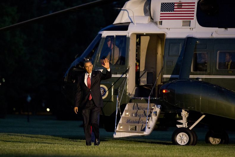 El presidente Barack Obama saluda a reporteros al salir del helic&oacute;ptero Marine One en el Prado Sur de la Casa Blanca, el viernes 6 de junio de 2014, en Washington. (Foto AP/Jacquelyn Martin)