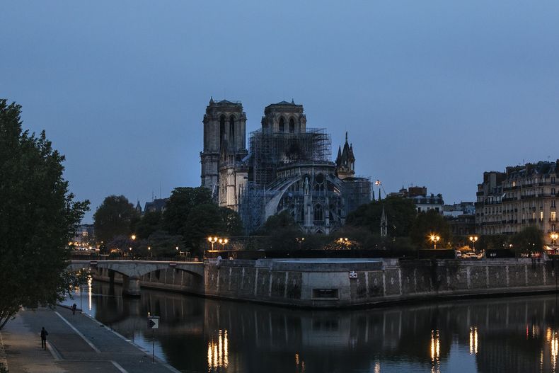EUR-GEN_NOTRE_DAME-INCENDIO-1.jpg