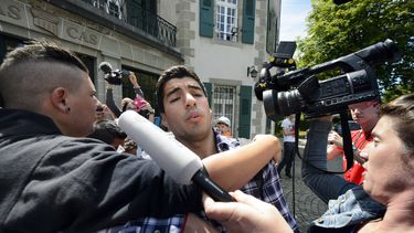 americateve | Un fan&aacute;tico intenta abrazar al futbolista uruguayo Luis Su&aacute;rez a la salida del Tribunal de Arbitraje Deportivo el viernes, 8 de agosto de 2014, en Lausana, Suiza. (AP Photo/Keystone, Laurent Gillieron)