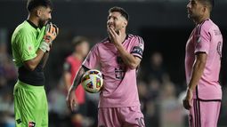 Lionel Messi (10) y Luis Suárez (derecha) de Inter Miami conversan con el arquero Lucas Hoyos de Newells Old Boys durante un partido amistoso, el jueves 15 de febrero de 2024, en Fort Lauderdale, Florida. (AP Foto/Rebecca Blackwell)