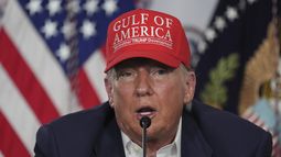 El presidente de Estados Unidos, Donald Trump, interviene en una mesa redonda en el Alcatraz de los caimanes, un nuevo centro de detención para migrantes en las instalaciones de formación y transición de Dade-Collier, el 1 de julio de 2025, en Ochopee, Florida. (AP Foto/Evan Vucci)