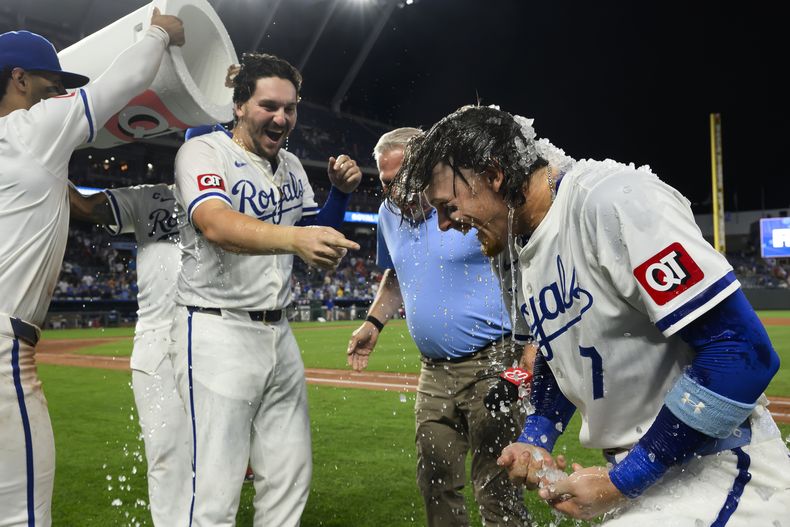 Vinnie Pasquantino de los Reales de Kansas City se ríe y apunta a Bobby Witt Jr. mientras vierten agua sobre él tras la victoria ante los Medias Rojas de Boston el miércoles 7 de agosto del 2024. (AP Foto/Reed Hoffmann)
