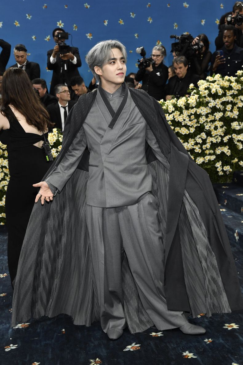 S.Coups asiste a la gala benéfica del Instituto del Vestido del Museo Metropolitano de Arte que celebra la inauguración de la exposición Superfine: Tailoring Black Style el lunes 5 de mayo de 2025, en Nueva York. (Foto Evan Agostini/Invision/AP)