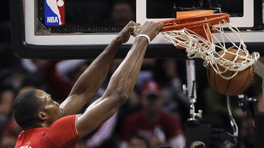 americateve | Dwight Howard, de los Rockets de Houston, clava el bal&oacute;n en la primera mitad del juego de NBA frente a los Spurs de San Antonio el mi&eacute;rcoles 25 de diciembre de 2013, en San Antonio, Texas. (Foto AP/Darren Abate)