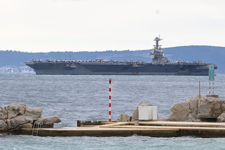 El USS Gerald R. Ford llega al puerto de Split, el 28 de marzo de 2026, en Croacia. (AP Foto/Tom Dubravec)