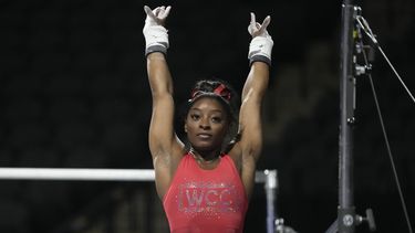 Simone Biles, siete veces medallista olímpica y campeona olímpica en 2016, entrena de cara al Clásico de Estados Unidos de gimnasia, el viernes 4 de agosto de 2023, en Hoffman Estates, Illinois. (AP Foto/Morry Gash)