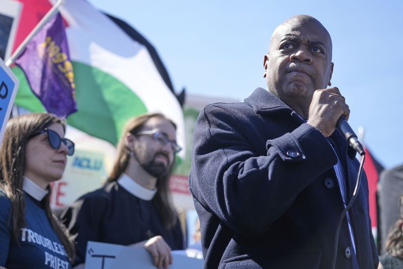 Ras Baraka, alcalde de Newark, habla durante una protesta frente al Delaney Hall, una instalación en la que el gobierno federal pretende establecer un centro de detención de inmigrantes, el martes 11 de marzo de 2025, en Newark, Nueva Jersey. (AP Foto/Seth Wenig)