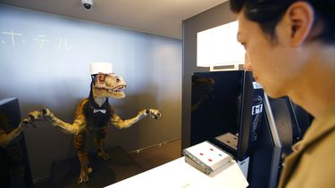 hotel en japon emplea robots para bajar costos