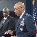 ARCHIVO – El presidente del Estado Mayor Conjunto, general CQ Brown Jr., habla en una conferencia de prensa junto con el secretario de Defensa, Lloyd Austin, izquierda, el 26 de abril de 2024 en el Pentágono, en Washington. (AP Foto/Kevin Wolf)