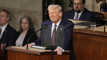 El presidente Donald Trump se dirige a una sesión conjunta del Congreso en el Capitolio en Washington, el martes 4 de marzo de 2025. (AP foto/Ben Curtis)