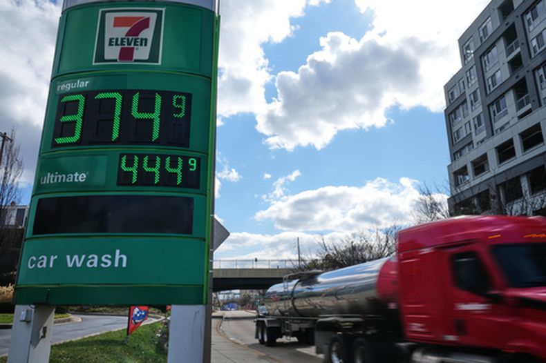 Los precios de la gasolina en una gasolinera en Baltimore el 17 de marzo del 2026. (AP foto/Stephanie Scarbrough)