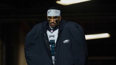 Jalen Hurts, quarterback, de los Eagles de Filadelfia, entra en el terreno antes de la segunda mitad del partido ante los Seahawks de Seattle, el lunes 18 de diciembre de 2023 (AP Foto/Lindsey Wasson)