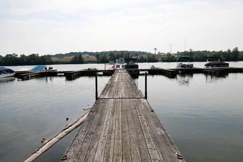 Una vista del río Scioto cerca del lugar en donde varias personas murieron luego de que algunas de ellas se lanzaron al agua para ayudar a otra persona que tenía problemas para nadar, el lunes 20 de julio de 2026, en Powell, Ohio. (AP Foto/Jay LaPrete)