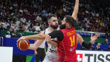 El pívot de Montenegro Bojan Dubljevic (14) le roba el balón al pívot mexicano Israel Gutiérrez (25) en la segunda mitad del partido del Grupo D del Mundial de Baloncesto, el viernes 25 de agosto de 2023, en Manila. (AP Foto/Michael Conroy)