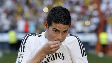 americateve | El jugador de Real Madrid, James Rodr&iacute;guez, besa la camiseta del club durante su presentaci&oacute;n oficial el martes, 22 de julio de 2014, en Madrid. (AP Photo/Daniel Ochoa de Olza)