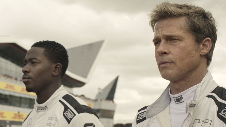 Esta imagen publicada por Warner Bros. Pictures muestra a Damson Idris, a la izquierda, y Brad Pitt en una escena de F1. (Warner Bros. Pictures via AP)