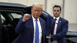 El expresidente Donald Trump, aspirante a la candidatura republicana en 2024, arriba al aeropuerto regional Manchester-Boston, en Londonderry, Nuevo Hampshire, 23 de octubre de 2023. (AP Foto/Charles Krupa)