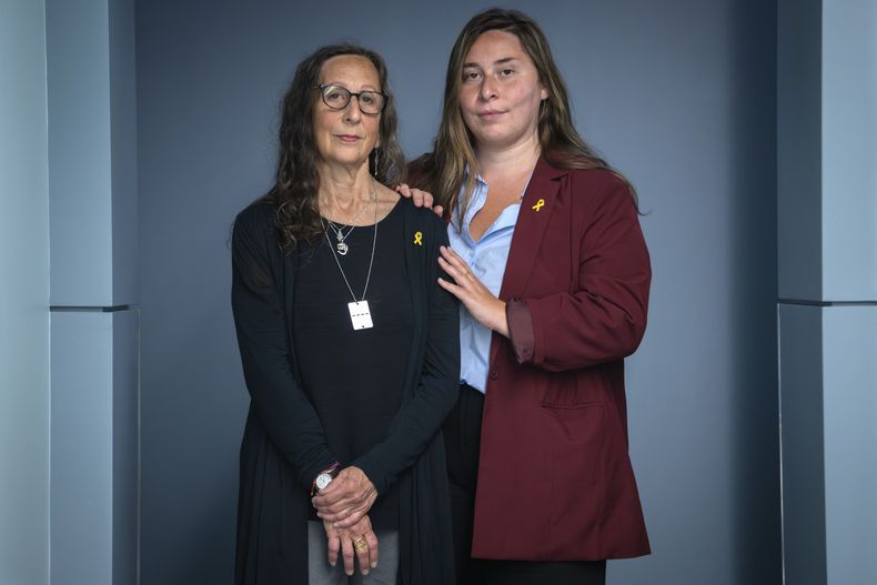 Andrea Weinstein, izquierda, de New Haven, Connecticut, cuya hermana, Judy Weinstein, de 70 años, y su cuñado Gad Haggai fueron asesinados por Hamás el 7 de octubre de 2023 y sus cuerpos fueron llevados a Gaza, posa para la cámara con su hija Lea Silvert, de Boston, tras ser entrevistadas junto con otras familias de estadounidenses retenidos en Gaza por Hamás, el miércoles 5 de junio de 2024, en Washington. (AP Foto/Jacquelyn Martin)