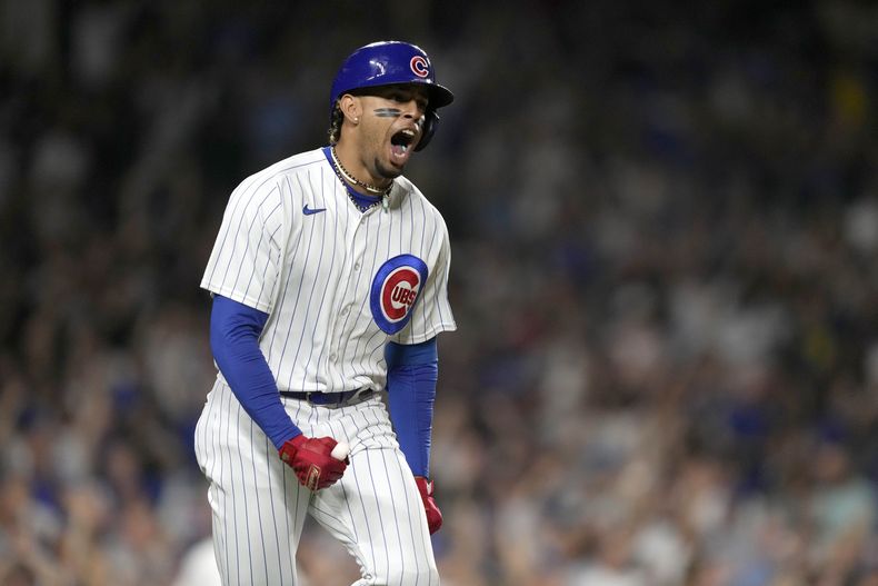 El dominicano Christopher Morel, de los Cachorros de Chicago, batea un jonrón de tres carreras ante los Gigantes de San Francisco, el martes 5 de septiembre de 2023 (AP Foto/Charles Rex Arbogast)