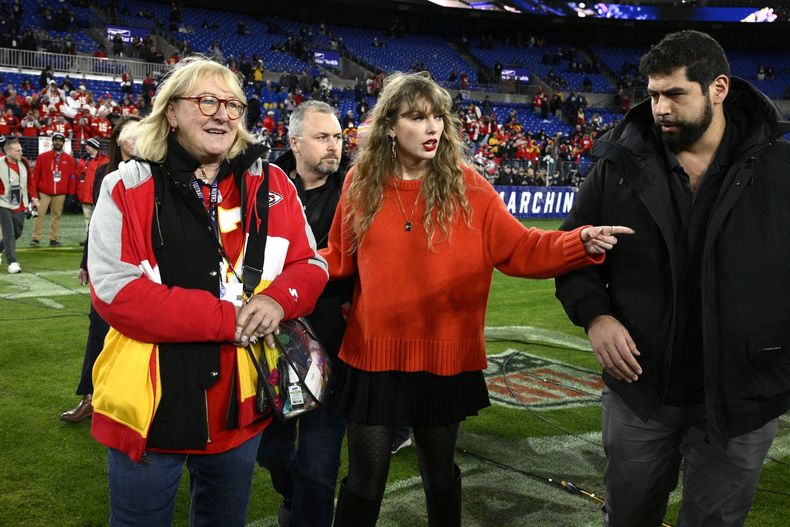 Taylor Swift, centro, y Donna Kelce caminan en la cancha después de los Chiefs de Kansas City ganaran el campeonato de la AFC contra los Ravens de Baltimore el domingo 28 de enero de 2024, en Baltimore. (Foto AP/Nick Wass)