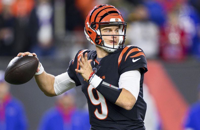 ARCHIVO - Joe Burrow (9), quarterback de los Bengals de Cincinnati, busca lanzar el balón durante el partido de la NFL en contra de los Bills de Buffalo, el domingo 5 de noviembre de 2023, en Cincinnati. (AP Foto/Zach Bolinger, Archivo)
