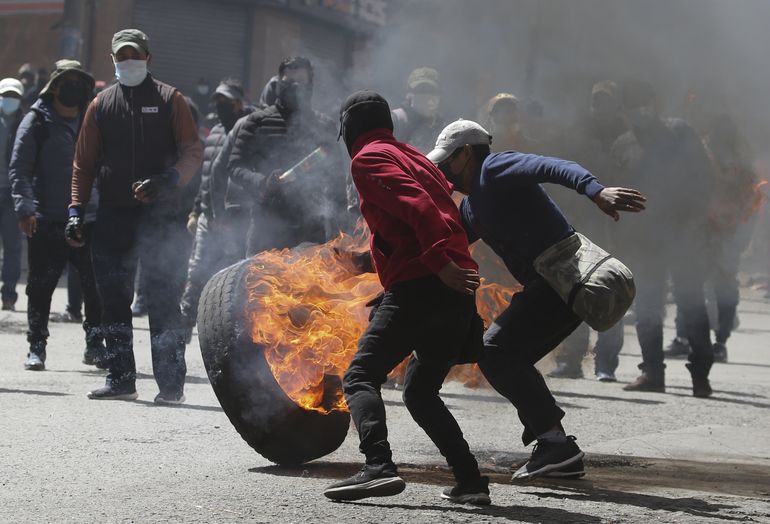 Vecinos arman trincheras contra protesta cocalera en Bolivia