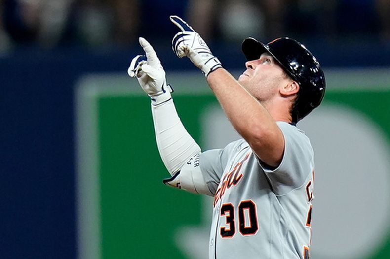 Kerry Carpenter de los Tigres de Detroit celebra su doble en la octava entrada ante el pitcher de los Rays de Tampa Bay Cole Sulser el lunes primero de junio del 2026. (AP Foto/Chris OMeara)