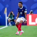 Kylian Mbappé (10) festaja con el técnico Didier Deschamps tras marcar el primer gol de Francia en el partido contra Suecia en los 16vos de final del Mundial, el martes 30 de junio de 2026, en East Rutherford, Nueva Jersey. (AP Foto/Frank Franklin II)