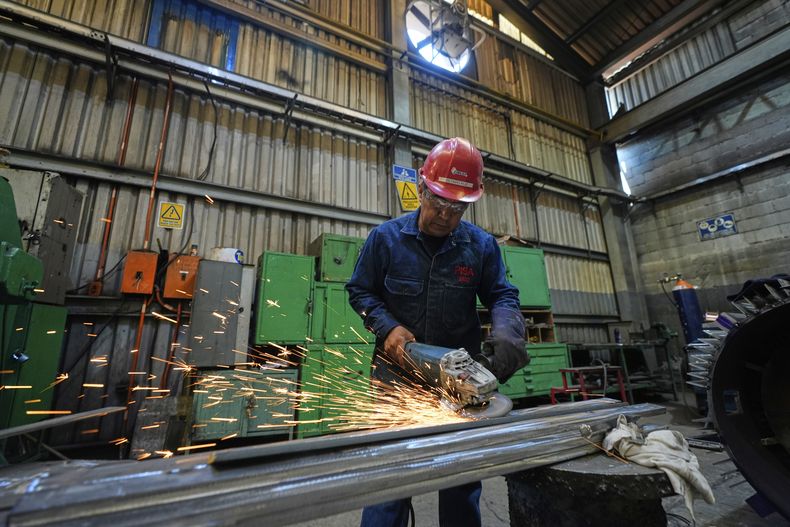 Un trabajador lija metal en una planta de motores eléctricos en Ciudad de México, el miércoles 2 de abril de 2025. (AP Foto/Fernando Llano)