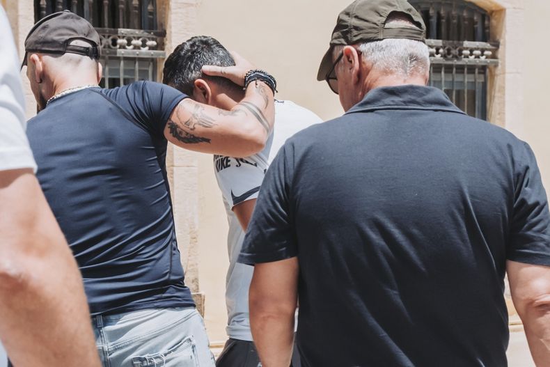 Un hombre de Azerbaiyan (centro) que llevaba un pasaporte polaco y fue arrestado por sospecha de espionaje, sale de la corte escoltado por policías en Chania, en la isla de Creta, Grecia, el 23 de junio del 2025. (AP Photo/Giannis Angelakis)
