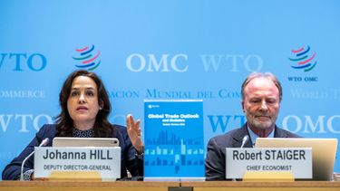 La subdirectora de la Organización Mundial de Comercio Johanna Hill (izq) y Robert Staiger, economista de la Organización Mundial de la Salud, en una conferencia en Ginebra, el 8 de octubre del 2026. (Martial Trezzini/Keystone via AP)