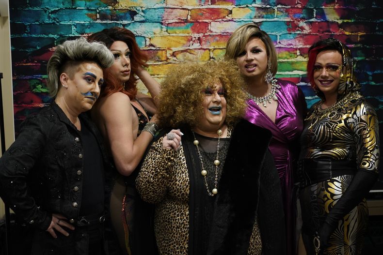 Los miembros de la familia drag Daniels posan para una fotografía durante su espectáculo drag Daniels Family Values en el restaurante Heritage en Shamokin, Pensilvania, el sábado 16 de abril de 2022. De izquierda a derecha, Xander Valentine, alias Gwen Bobbie; Harpy Daniels, alias Joshua Kelley; Alexus Daniels, Tequila Daniels, alias Tony Nahodil, y Trixy Valentine, alias Jacob Kelley. Los legisladores en muchos estados republicanos presionan para restringir el arte drag, sin embargo, en lo profundo de la región carbonífera de Pensilvania, los artistas de la familia drag de Daniels están firmemente entretejidos en la estructura de la comunidad en general. (Foto AP/Carolyn Kaster)
