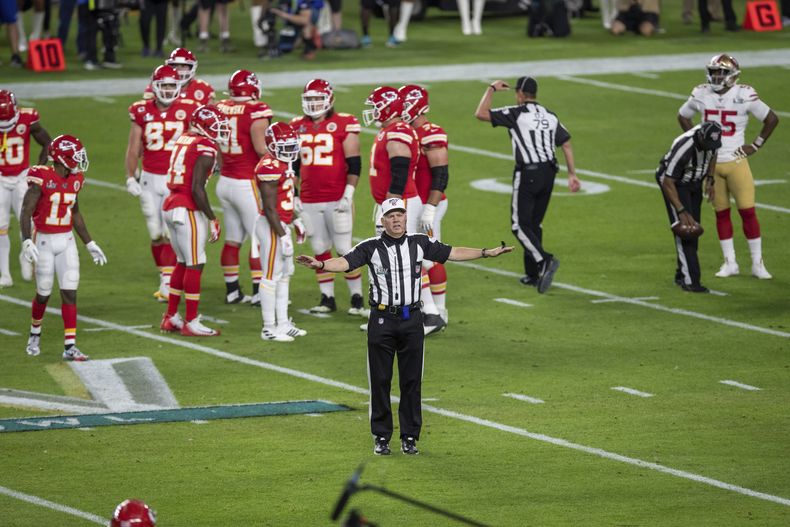 ARCHIVO - Foto del 2 de febrero del 2020, el árbitro Bill Vinovich anuncia una penalización durate el Super Bowl entre los 49ers de San Francisco y los Chiefs de Kansas City. (AP Foto/Jeff Lewis, File)