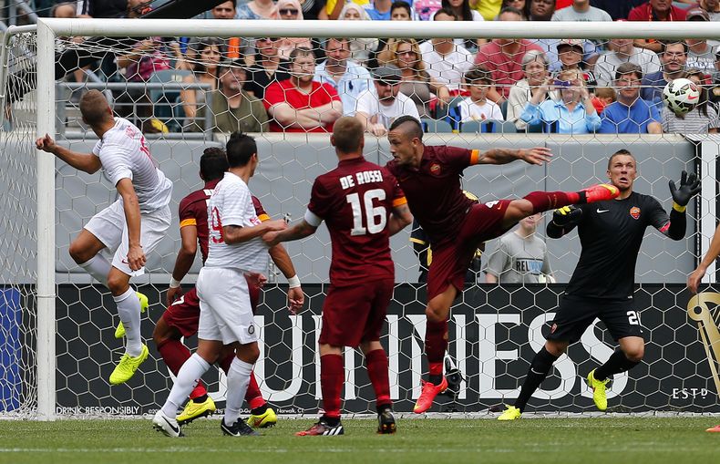 El jugador del Inter, Nemanja Vidic, izquierda, anota un gol contra la Roma en un amistoso el s&aacute;bado, 2 de agosto de 2014, en Filadelfia. (AP Photo/Rich Schultz)