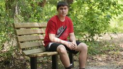 Cayden Gillespie se sienta en la banca de un parque local el sábado 26 de abril de 2025, en Gainesville, Florida. Gillespie pasó meses en detención juvenil tras declararse culpable de dos delitos graves. Mientras estaba en custodia, el estado de Florida le proporcionó educación en línea, en lugar de clases presenciales que, según alumnos, padres y personal, ha sido un desastre. (AP Foto/Marta Lavandier)