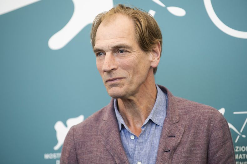 ARCHIVO - El actor Julian Sands posa para retratos en el Festival de Cine de Venecia en Venecia, Italia, el 3 de septiembre de 2019. Los restos de Sands fueron encontrados en una zona montañosa del sur de California donde Sands desapareció en enero de 2023, las autoridades confirmaron que se trataba del actor el 27 de junio. (Foto Arthur Mola/Invision/AP, archivo)