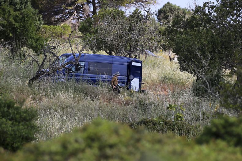 Policías portugueses y alemanes investigan la desaparición de la niña británica Madeleine McCann en Lagos, Portugal, el 3 de junio del 2025. (AP foto/Joao Matos)